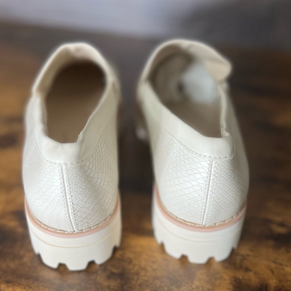 Dolce Vita Elias Flat Embossed Leather Loafer in Ivory. Size 10. New! - Picture 6 of 14